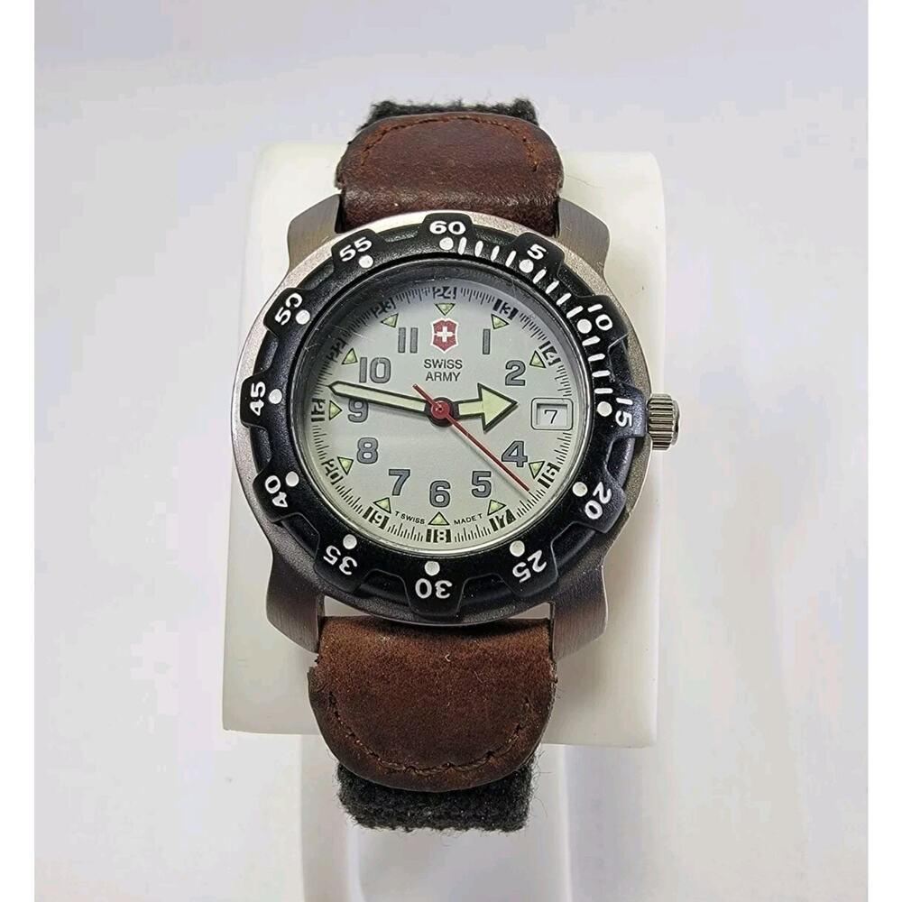 Ladies Swiss Army Field Watch SS White Calendar Quartz 29mm New Battery